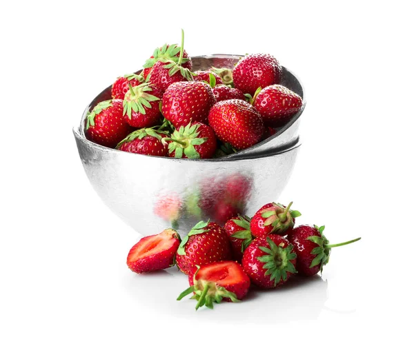 Schalen Mit Süßen Reifen Erdbeeren Auf Weißem Hintergrund — Stockfoto