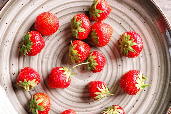 Süße Reife Erdbeeren Auf Dem Teller — Stockfoto