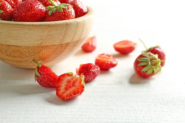 Schüssel Mit Süßen Reifen Erdbeeren Auf Weißem Holztisch — Stockfoto