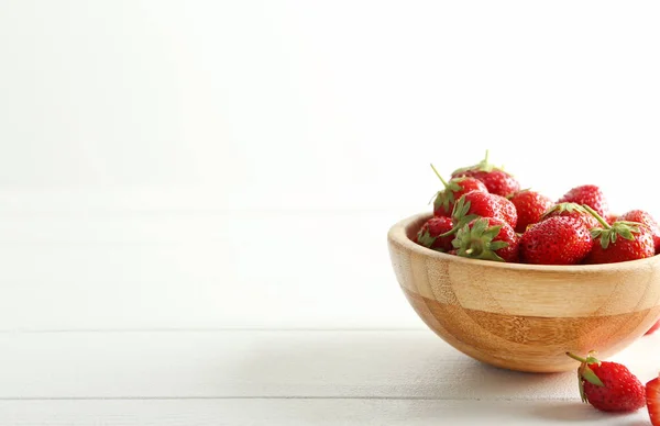 Cuenco Con Fresas Maduras Dulces Sobre Mesa Madera Blanca —  Fotos de Stock