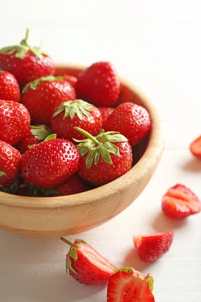 Schüssel Mit Süßen Reifen Erdbeeren Auf Weißem Holztisch — Stockfoto