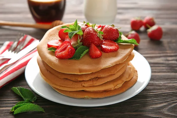 Teller Mit Leckeren Pfannkuchen Und Erdbeeren Auf Holztisch — Stockfoto
