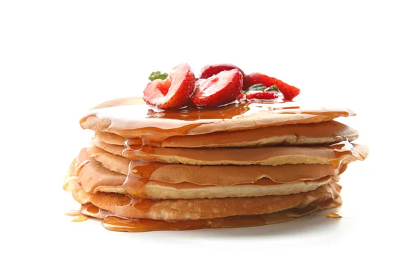 Deliciosos Panqueques Con Miel Fresas Sobre Fondo Blanco — Foto de Stock