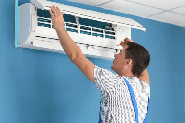Electrician Repairing Air Conditioner Indoors — Stock Photo, Image