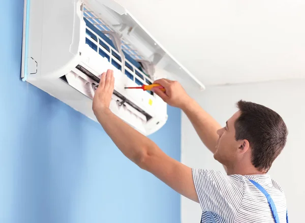 Electrician Repairing Air Conditioner Indoors — Stock Photo, Image