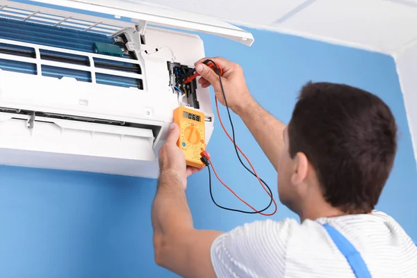 Electrician Measuring Voltage Air Conditioner Indoors — Stock Photo, Image