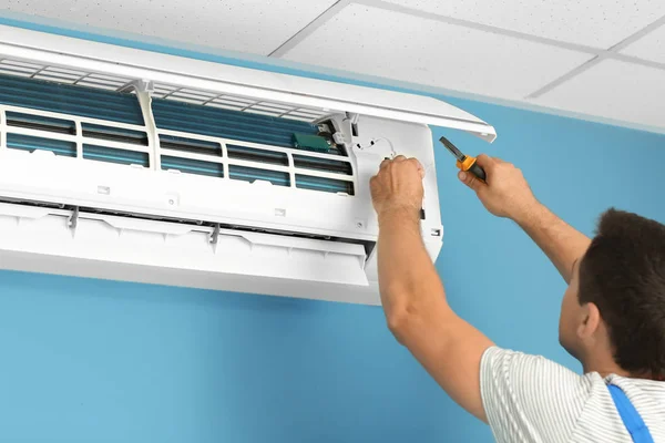 Electrician Repairing Air Conditioner Indoors — Stock Photo, Image