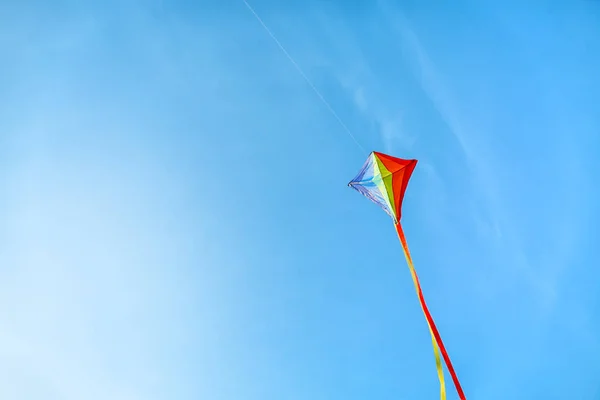 Pipa Colorida Voando Céu Azul — Fotografia de Stock