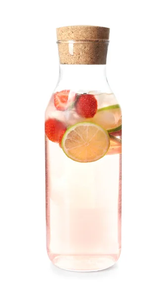 Smaczny Lemoniady Truskawkami Szklanej Butelce Białym Tle — Zdjęcie stockowe