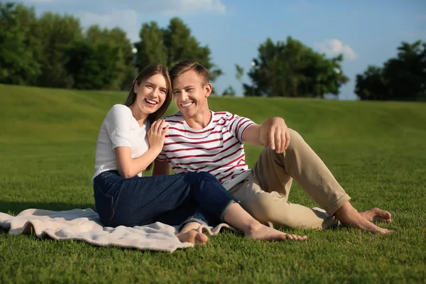 Young Couple Sitting Plaid Outdoors — Stock Photo, Image