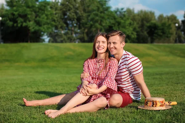 Pareja Joven Sentada Sobre Hierba Verde Aire Libre —  Fotos de Stock