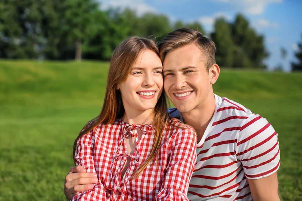 Young Couple Relaxing Park Sunny Day — Stock Photo, Image