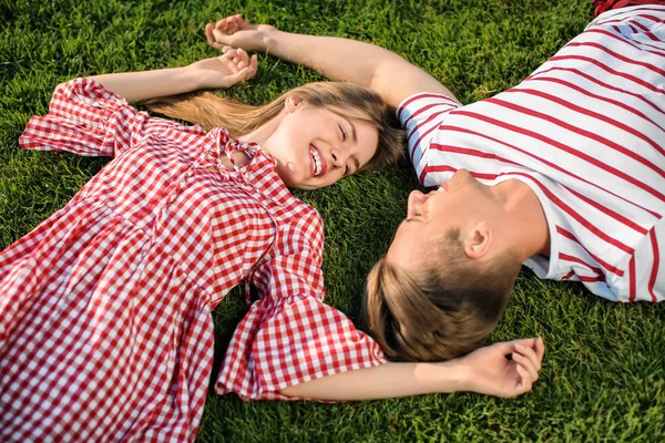 Young Couple Lying Green Grass Outdoors — Stock Photo, Image