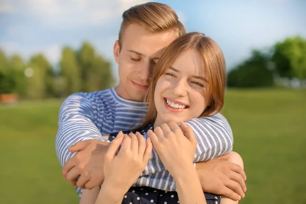 Young Couple Resting Park Sunny Day — Stock Photo, Image