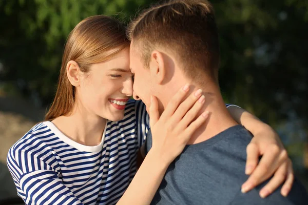 Young Couple Resting Park Sunny Day — Stock Photo, Image