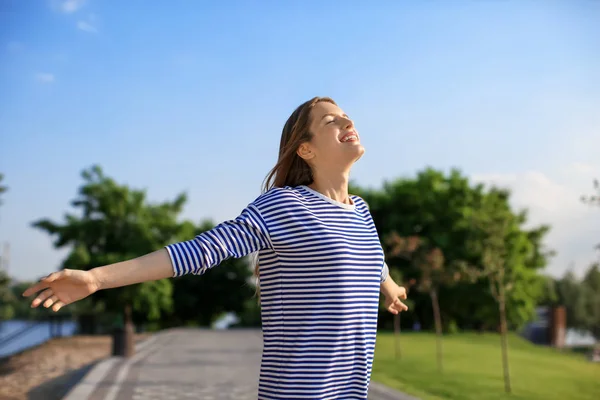 Young Woman Resting Park Sunny Day — Stock Photo, Image