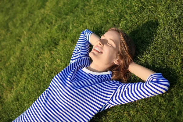 Young Woman Lying Green Grass Outdoors — Stock Photo, Image