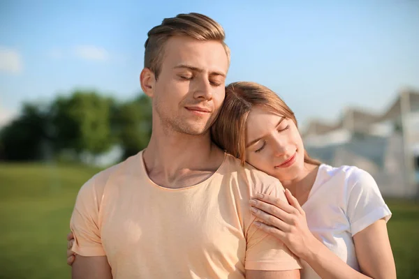 Feliz Pareja Joven Soleado Día Verano —  Fotos de Stock