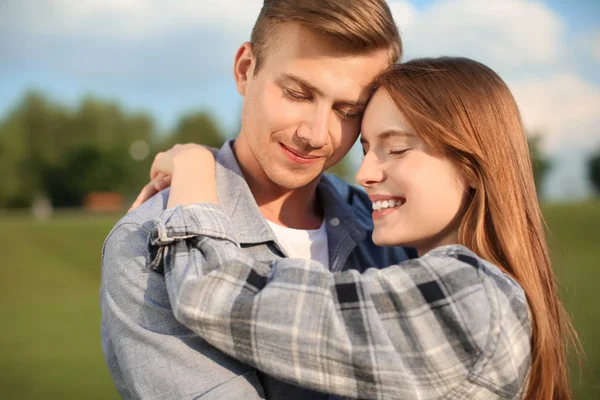 Felice Giovane Coppia Nella Soleggiata Giornata Estiva — Foto Stock