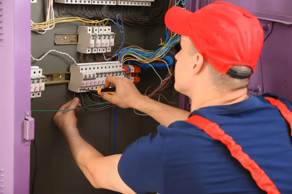 Electrician Repairing Distribution Board — Stock Photo, Image