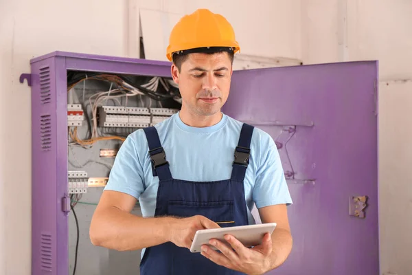 Electrician Tablet Distribution Board Indoors — Stock Photo, Image