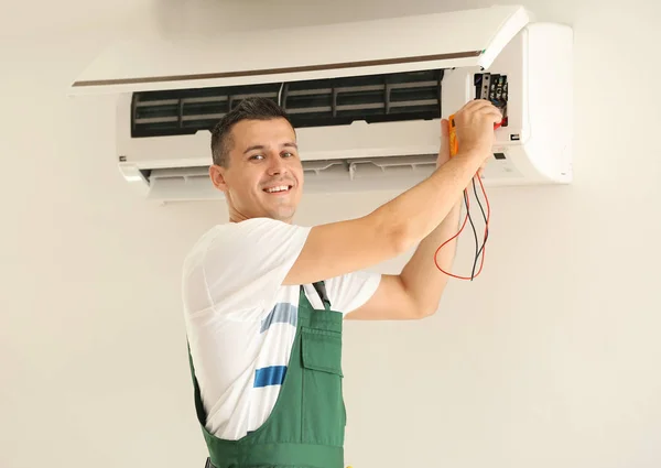 Electrician Measuring Voltage Air Conditioner Indoors — Stock Photo, Image