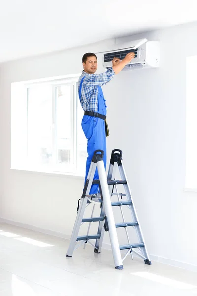 Electrician Repairing Air Conditioner Indoors — Stock Photo, Image