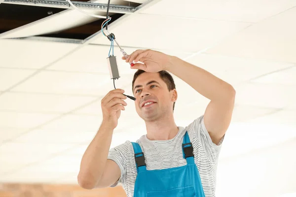 Electrician Checking Voltage Ceiling New Apartment — Stock Photo, Image