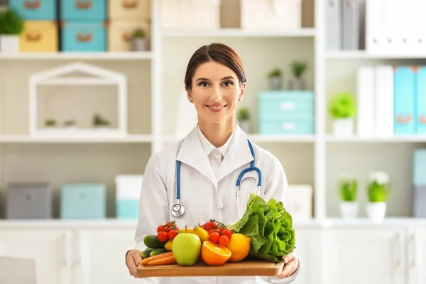 Vrouwelijke Voedingsdeskundige Met Bord Met Verse Groenten Fruit Haar Kantoor — Stockfoto