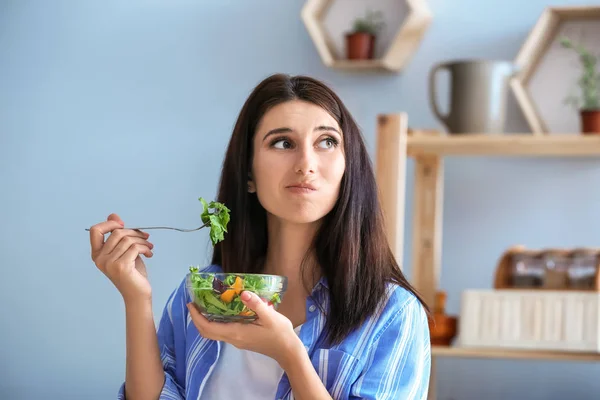 Mujer Reacia Comer Ensalada Saludable Con Verduras Interior Concepto Dieta —  Fotos de Stock
