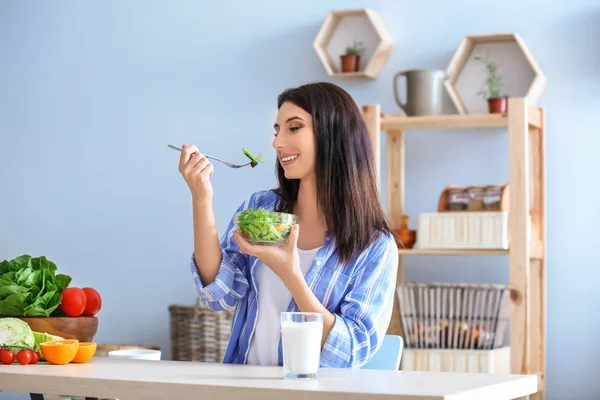 Vrouw Binnen Met Het Eten Van Gezonde Salade Met Groenten — Stockfoto
