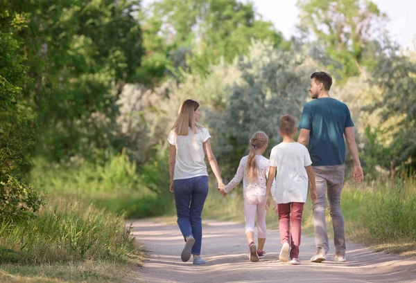 Promenade Famille Dans Parc Jour Été — Photo