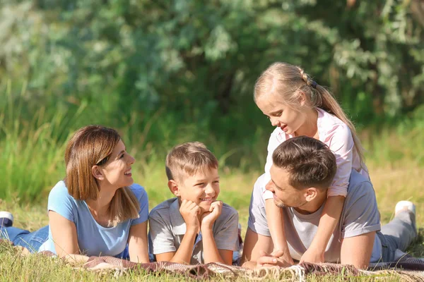 Lycklig Familj Vilar Park Sommardag — Stockfoto