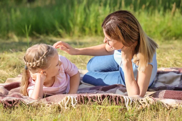 Happy Mother Daughter Resting Park — Stock Photo, Image