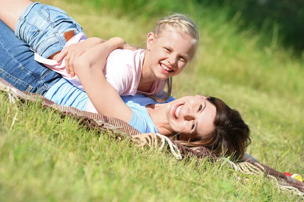 mutlu anne ve kızı parkta oynarken