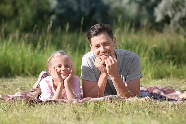 Hombre Con Pequeña Hija Descansando Parque —  Fotos de Stock