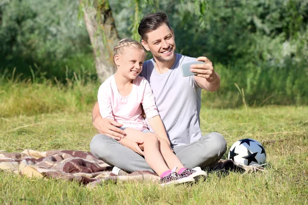 Człowiek Biorąc Selfie Jego Córeczka Parku — Zdjęcie stockowe