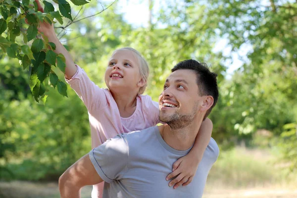 快乐的人与他的小女儿在公园里 — 图库照片
