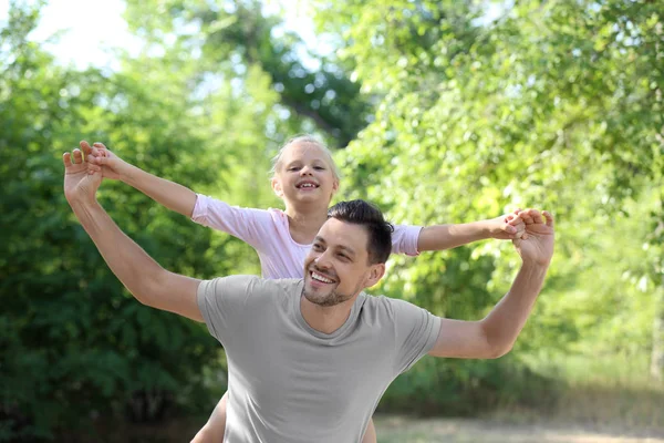 Hombre Feliz Con Pequeña Hija Parque — Foto de Stock