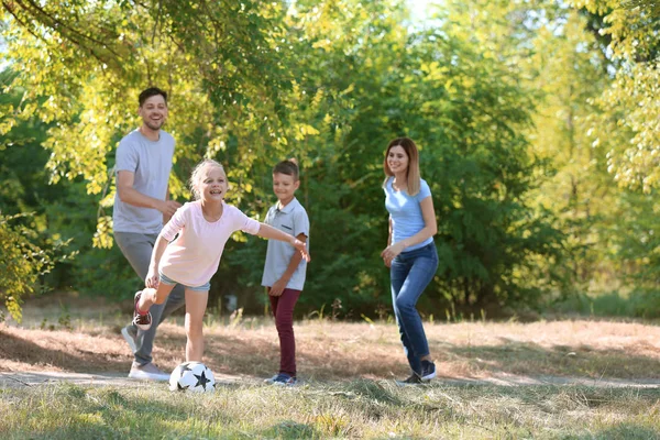 Familia Feliz Jugando Fútbol Aire Libre — Foto de Stock