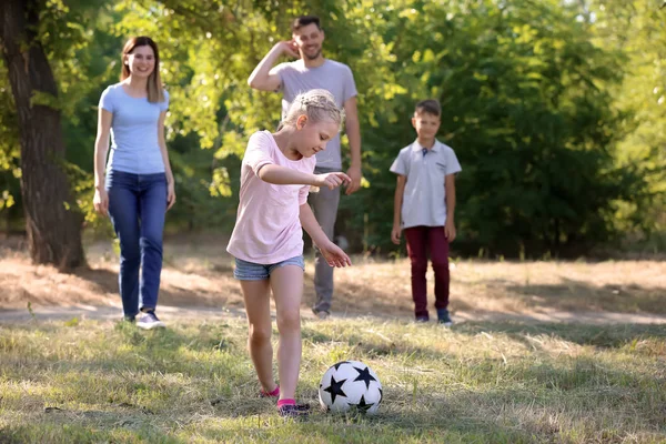 Família Feliz Jogando Futebol Livre — Fotografia de Stock
