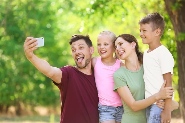 Szczęśliwa Rodzina Przy Selfie Parku — Zdjęcie stockowe