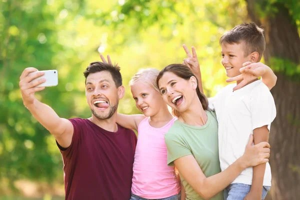 Szczęśliwa Rodzina Przy Selfie Parku — Zdjęcie stockowe