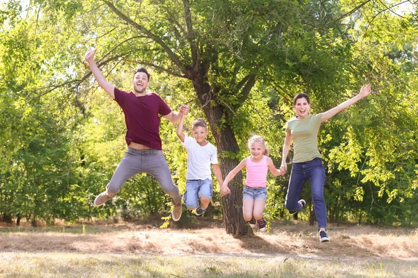 Familia Feliz Divertirse Parque — Foto de Stock