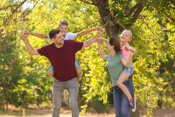 Lycklig Familj Kul Parken — Stockfoto