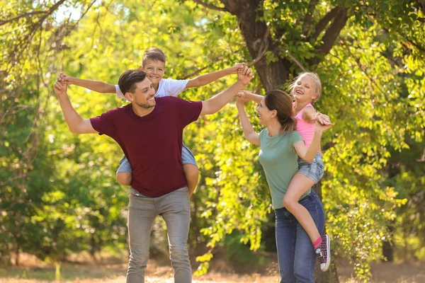 Familia Feliz Divertirse Parque —  Fotos de Stock