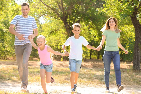 Famiglia Felice Divertirsi Nel Parco — Foto Stock