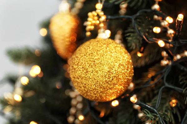 Bola Navidad Luces Brillantes Abeto Primer Plano —  Fotos de Stock