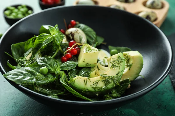 Leckerer Salat Mit Wachteleiern Und Avocado Schüssel Auf Dem Tisch — Stockfoto