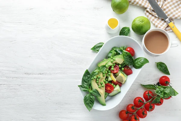 Bord Met Lekkere Avocado Salade Kopje Cacao Drankje Witte Houten — Stockfoto